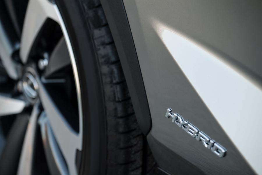 Детали экстерьера Lexus NX300h 2017 года  (UK) (фото 7 из 40)